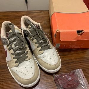 Mens size 9 Nike dunk low vintage 2004